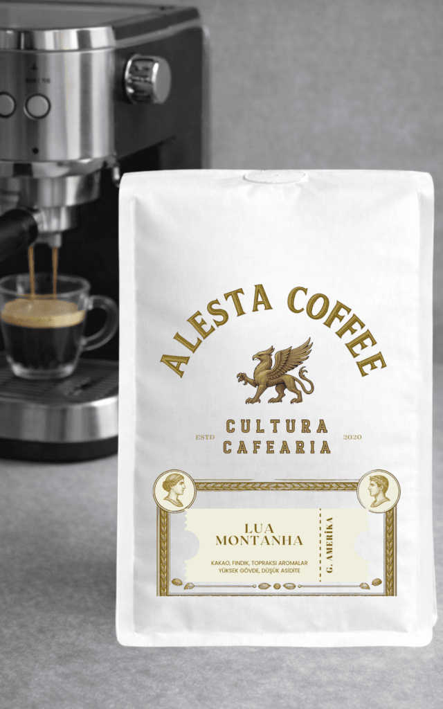 Lua Montanha espresso harmanı kalın crema fincan yanında çekirdek kahve ambalajı