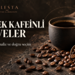 Alesta yüksek kafeinli kahveler rehberi kapağında kahve fincanı ve kavrulmuş çekirdekler