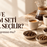 Kahve tadım seti rehberi kapağında filtre kahve ve espresso fincanları ile dört ayrı çekirdek tabağı