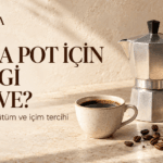Moka pot kahve rehberi kapağında ocak üstü kahve demliği, fincan ve öğütülmüş kahve