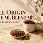 Alesta single origin ve blend kahve rehberi kapağında iki fincan filtre kahve ve kahve çekirdekleri