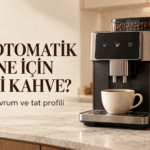 Tam otomatik kahve makinesi için kahve çekirdeği rehberi kapağında makine, fincan ve kavrulmuş çekirdekler