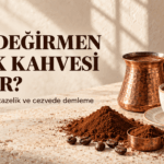 Taş değirmen Türk kahvesi rehberi kapağında bakır cezve, köpüklü kahve fincanı ve öğütülmüş kahve