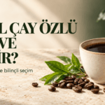 Yeşil çay özlü kahve rehberi kapağında kahve fincanı, çekirdekler ve yeşil çay yaprakları